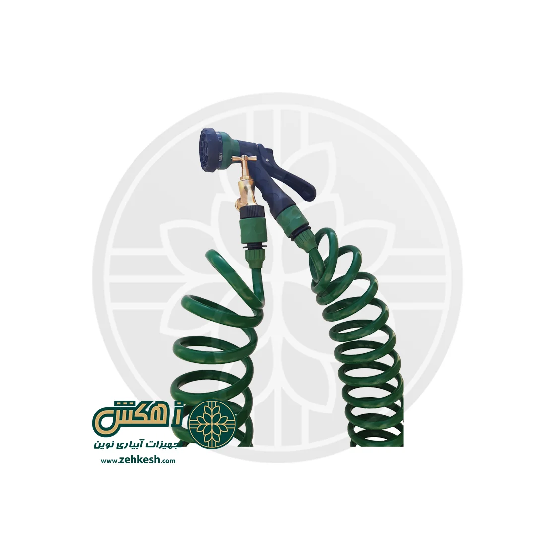 آبپاش تفنگی و شلنگ آب فنری روی شیر آب